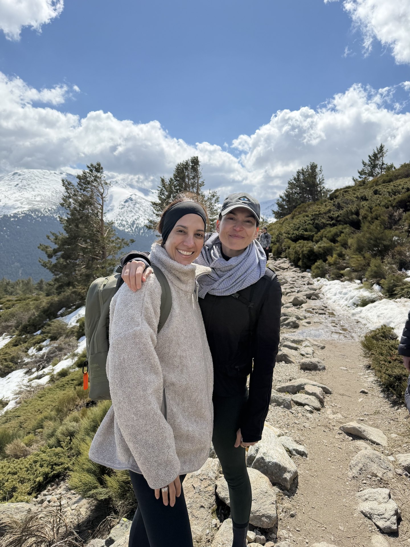 Tatiana y Ana caminando de excursión por la montaña